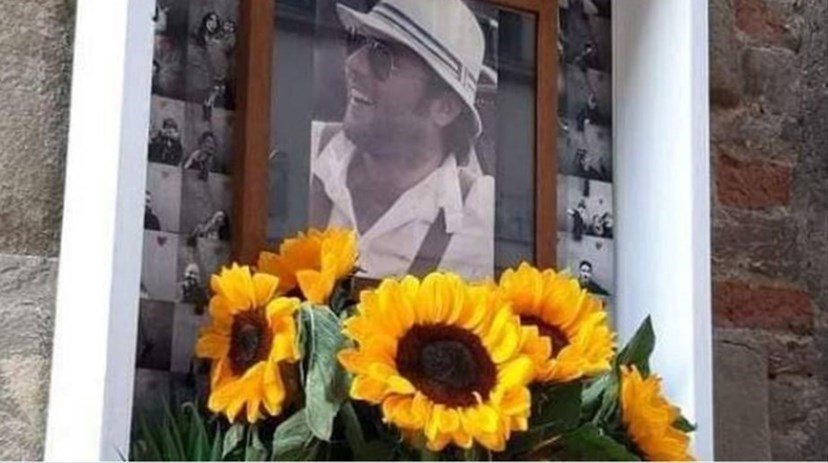 Il taberacolo con la foto di Riccardo Magherini rubato