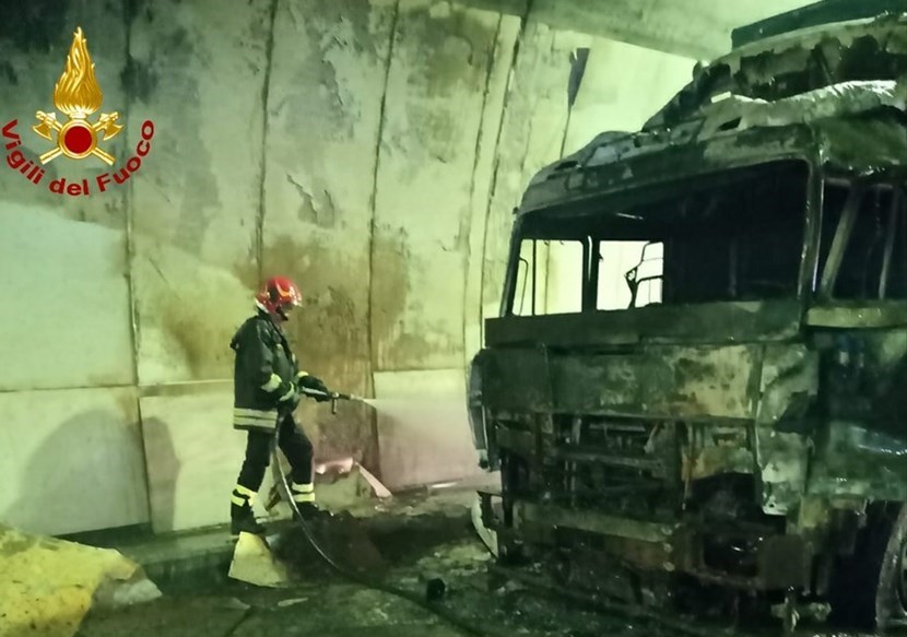 Il camion bruciato sull'A1