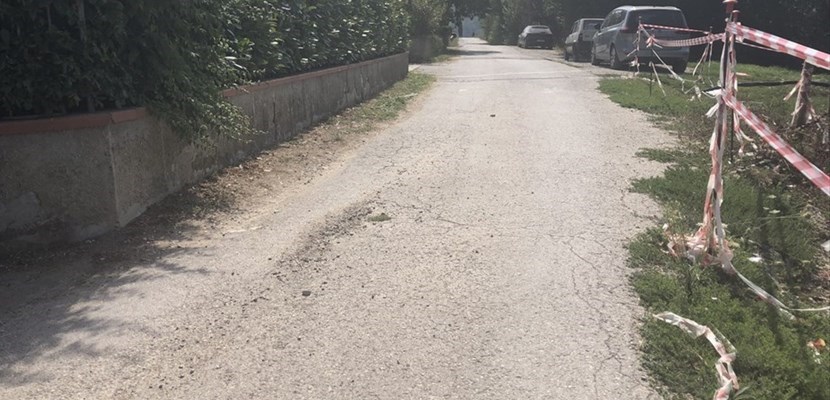 La strada interessata dalla frana