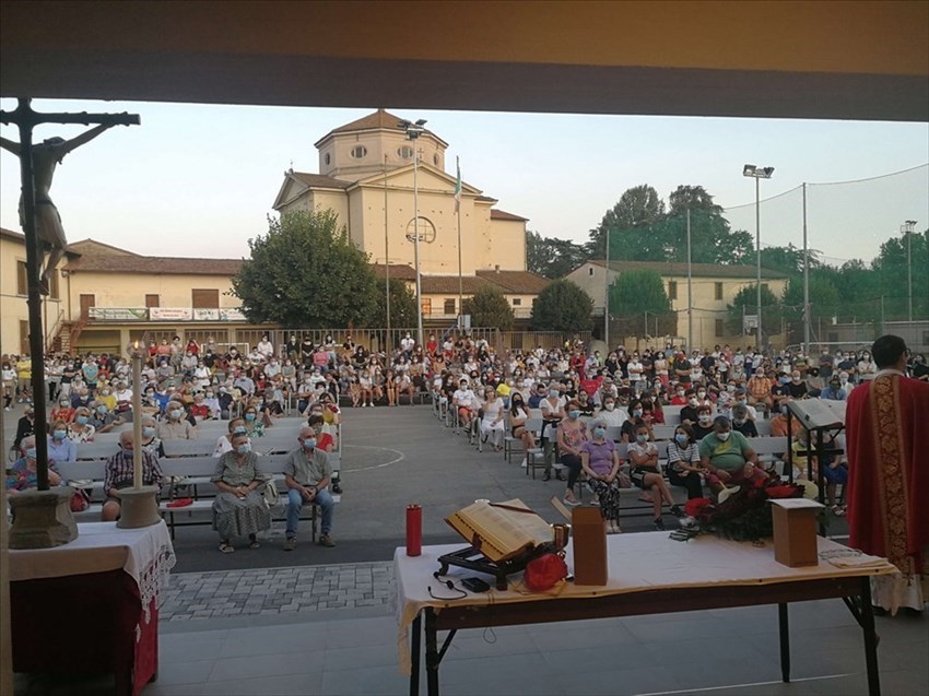 A destra don Matteo Perini durante il suo intervento