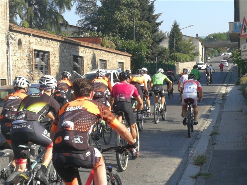 I ciclisti dopo la partenza si incamminano verso il Passo della Colla