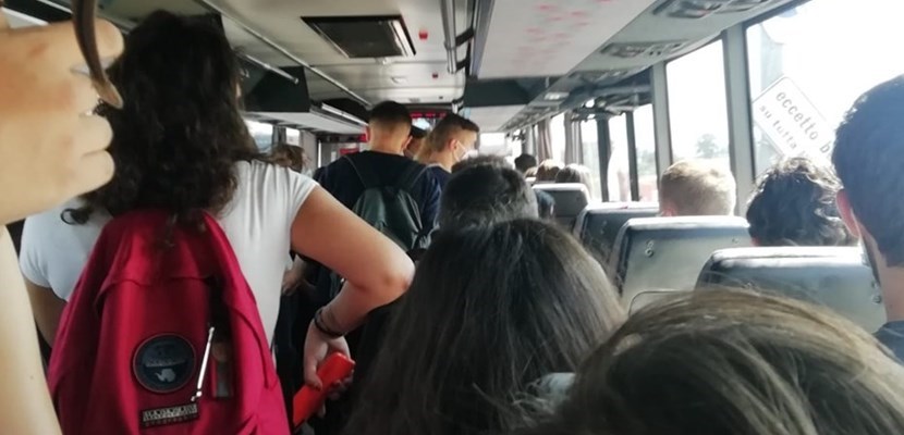 Autobus pieno a Borgo