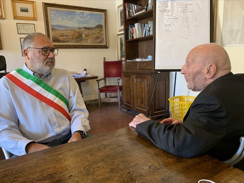 La consegna della targa a Elio Gasparrini