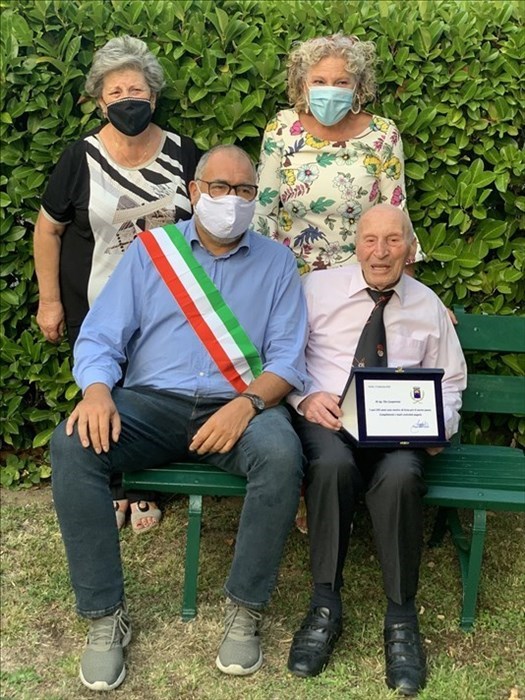 La consegna della targa a Elio Gasparrini