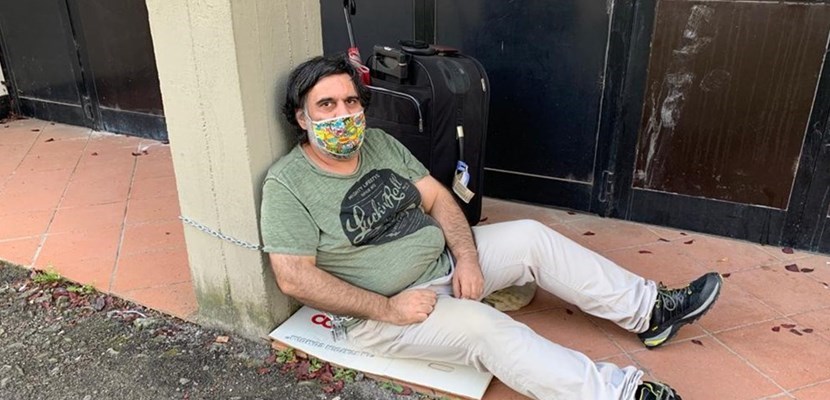 Silvio Chiesi davanti all'Inps di Borgo