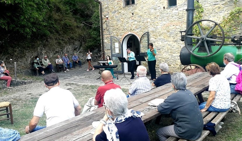 Un momento del concerto davanti al Museo di Casa d’Erci.
