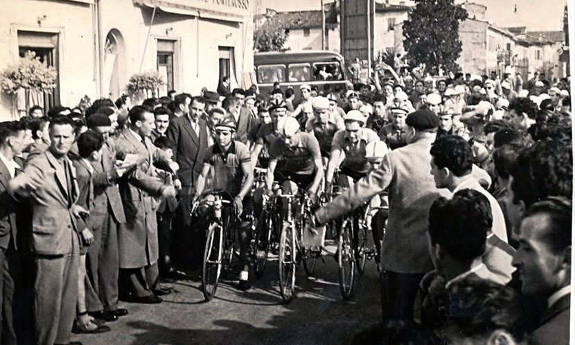 La 6° edizione della Coppa della Liberazione vinta da Gino Polvani dell’Anpi Valdarno, parte dal Ponterosso, a sinistra il Cav. Emilio Barletti, all’epoca presidente del C.C.A. 1907