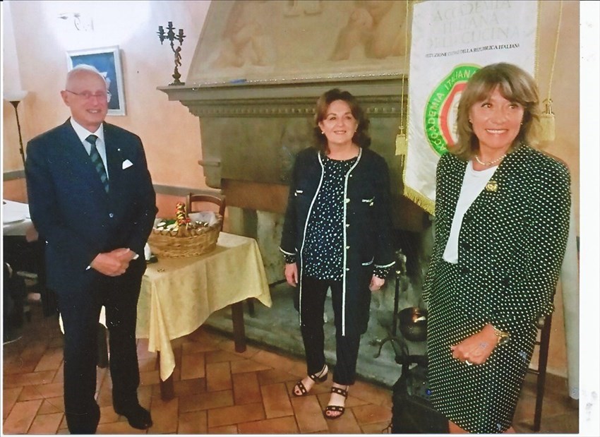 Un momento della serata, da sinistra Roberto Ariani, segretario nazionale dell’Accademia della Cucina Italiana, la nuova socia Prof. Chiara Adembri Modesti e l’Avv. Monica Sforzini Faucci