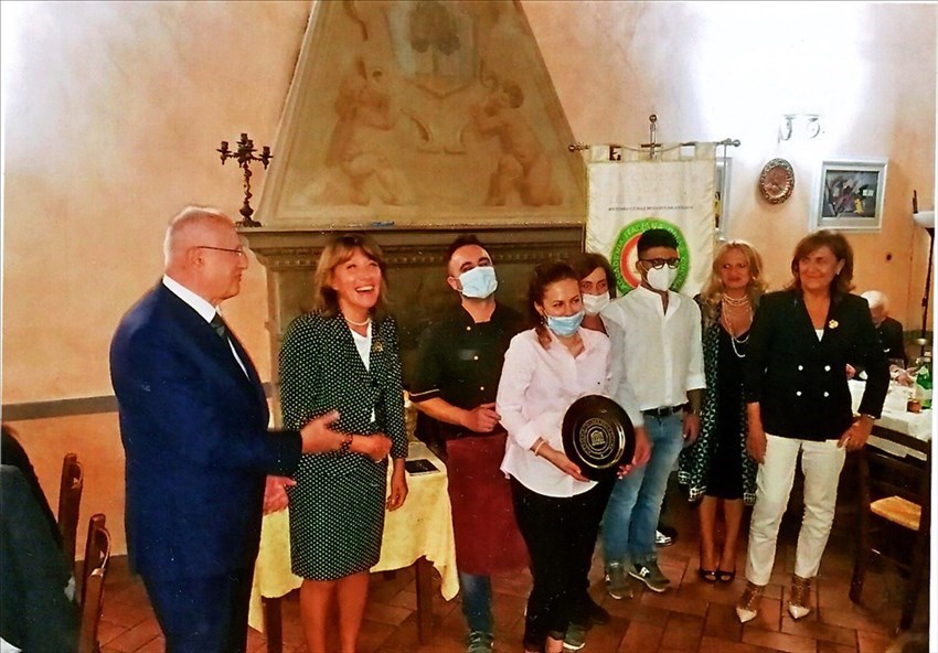 I dirigenti della delegazione del Mugello premiano i gestori del Teatro dei Medici per aver così ben disposto i cibi al miele
