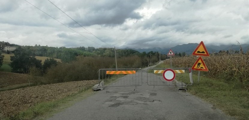 Strada chiusa a Piazzano
