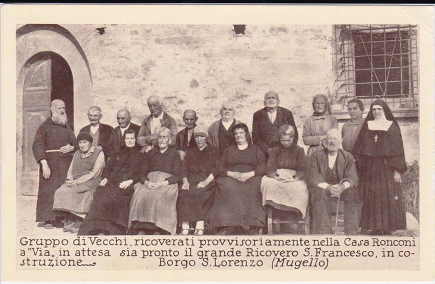 Padre Massimo con un gruppo di vecchi