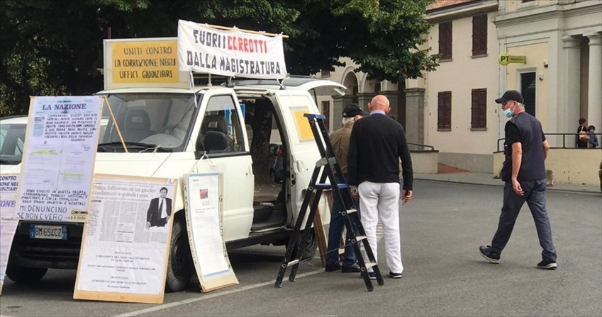 Gino Sannino ancora in piazza a Vicchio. Chiede 'giustizia' per la sua lunga vicenda