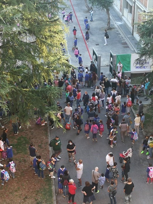 I genitori fuori da scuola per questo primo giorno particolare