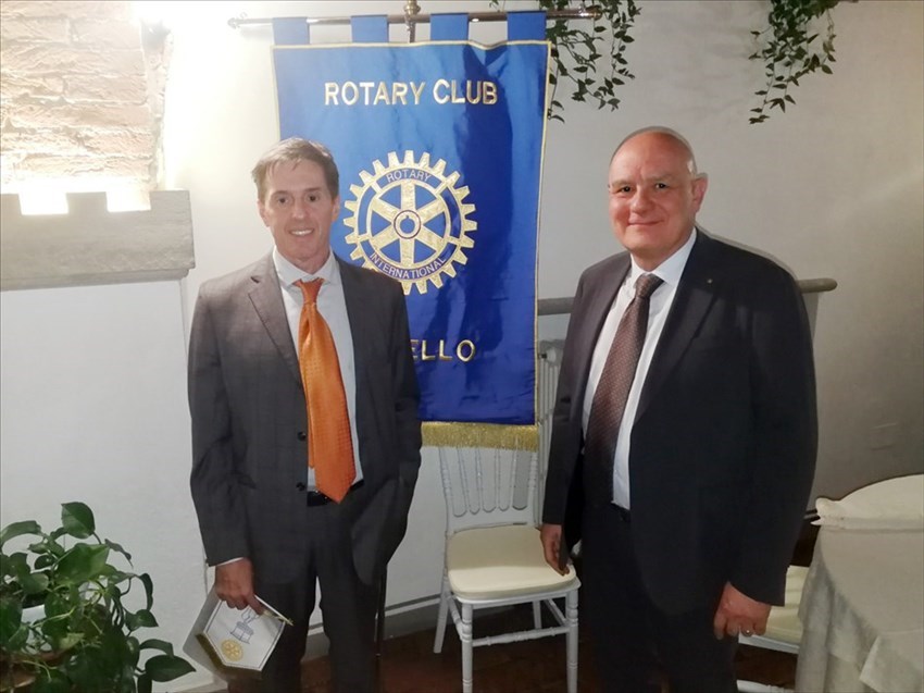 Foto ricordo del prof. Andrea Abrardo con il presidente del Rotary Club Mugello Alfredo Agostini dopo la dotta conferenza.