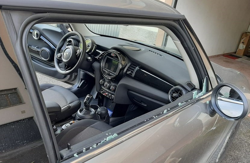 L'auto con il finestrino rotto