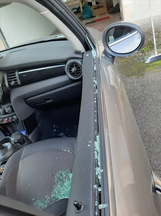 Finestrino rotto alla ciclabile di Borgo