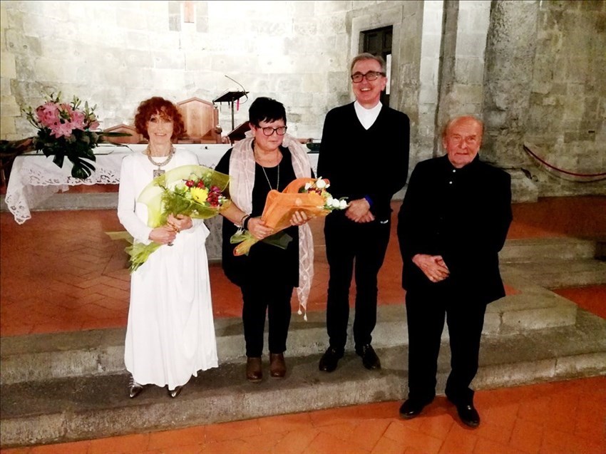 Foto ricordo dopo l’evento culturale, da sinistra Patrizia Manfriani, Marilisa Cantini, don Luciano Marchetti e Vieri Chini