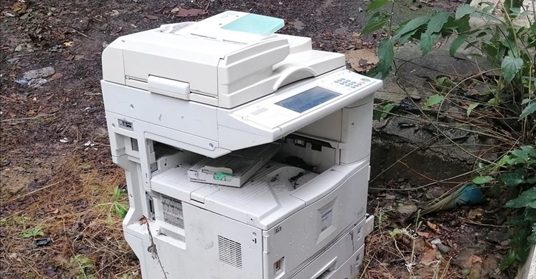 Una grande fotocopiatrice nel giardino della scuola Mazzanti