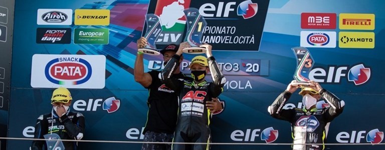 Guido Pini (al centro) sul gradino più alto del podio a Imola