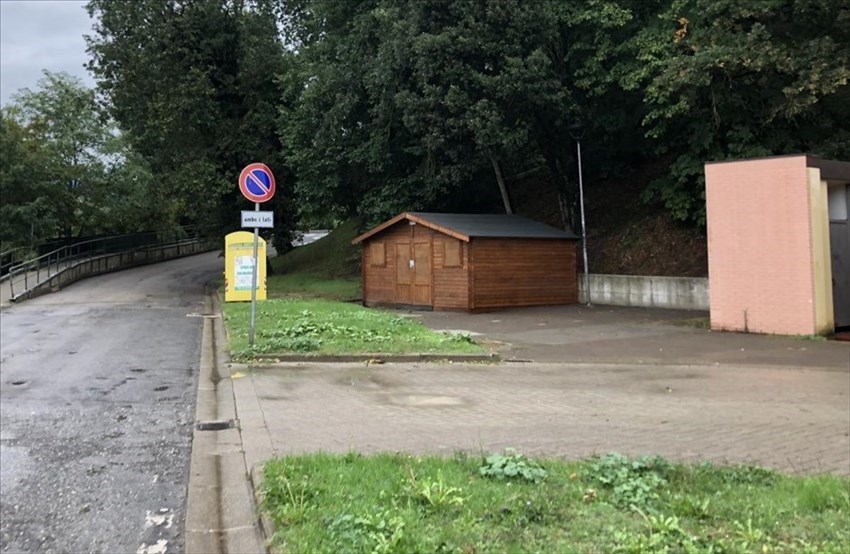 La baracchina che avrebbe dovuto ospitare i bidoni dei commercianti