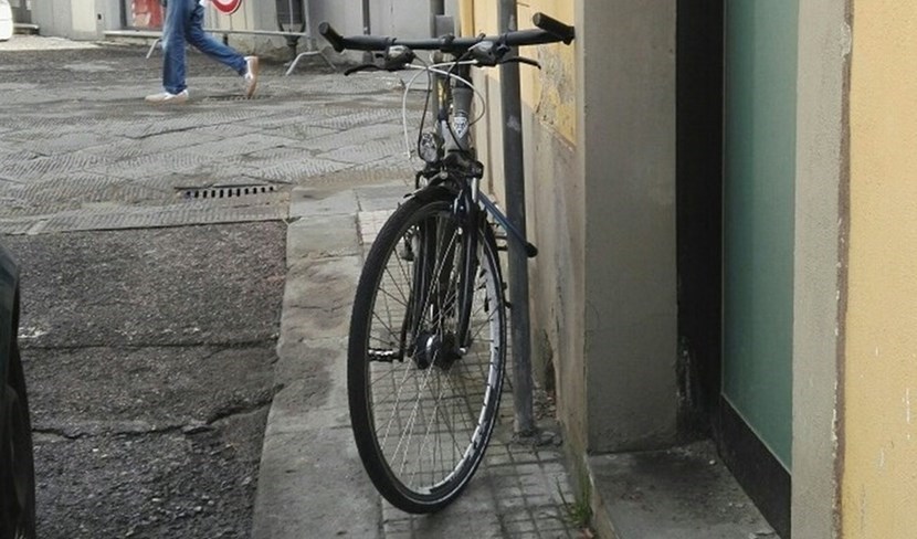 La bici sul marciapiede. E i pedoni?