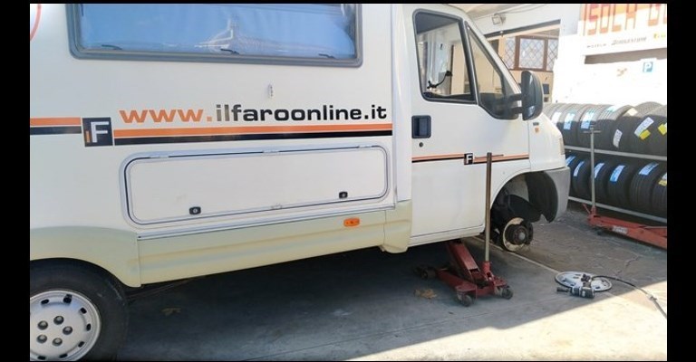 il camper vandalizzato del Faro Online