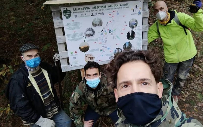I ragazzi del Green Team davanti ad uno dei cartelli appena installati