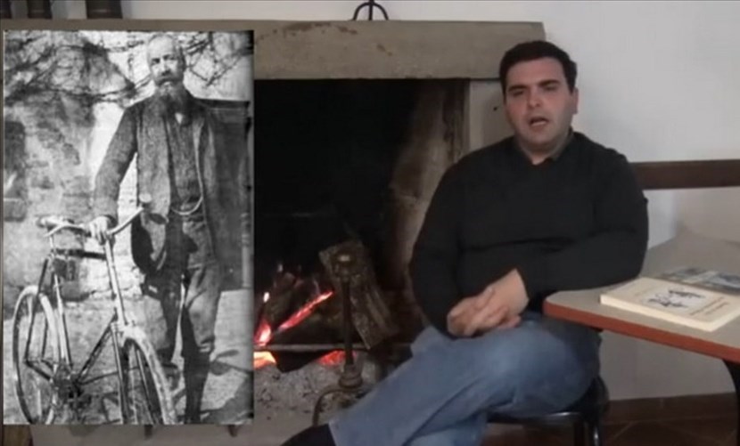 Alfredo Oriani con la sua bici in una immagine storica