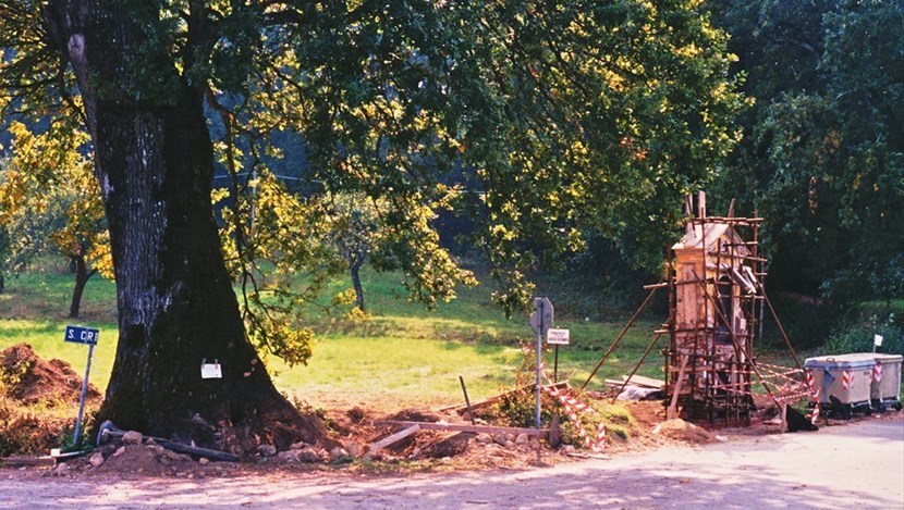 Il Tabernacolo a destra nella sua attuale posizione, a sinistra la querce che poi, dopo pochi anni (2013), crollerà.