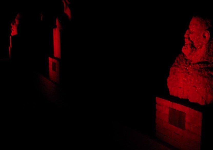 Statue rosse a San Piero