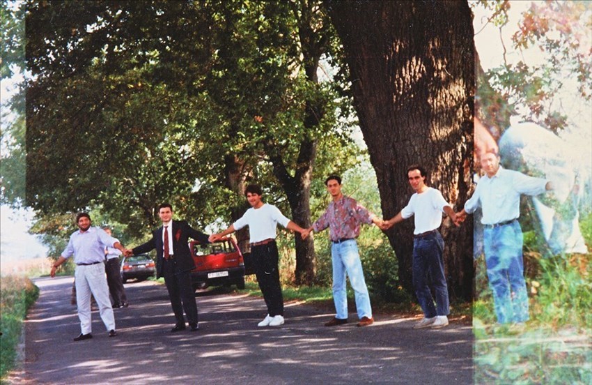 Ci vollero sei giovani per completare la catena, da sinistra dopo i due giovani che si fermarono, Leonardo Banchi, Paolo Giovannini, Simone Berti e Marco Crescioli