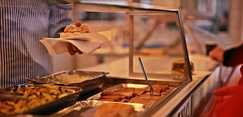 Una mensa. Foto di repertorio