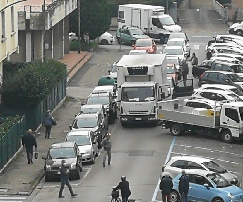 Caos e ingorgo stamani a Borgo. Per colpa di un parcheggio