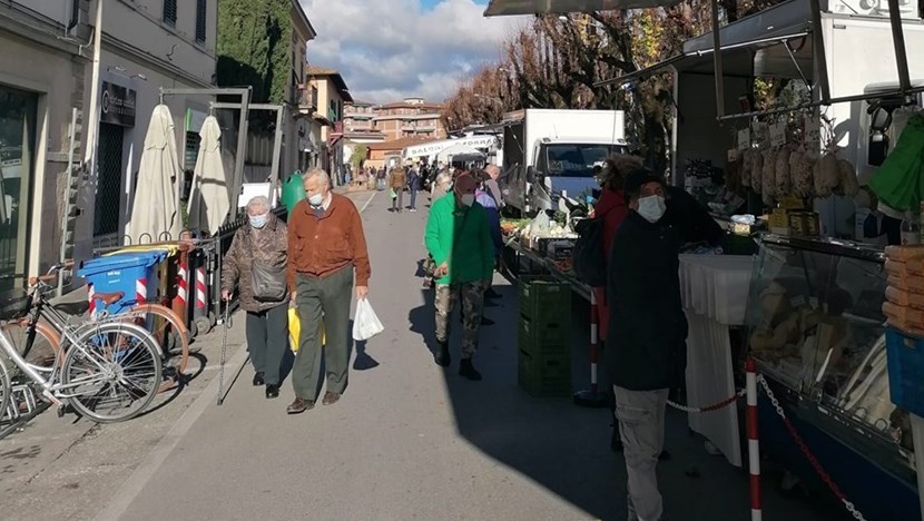 Primo giorno di mercato (alimentare) in zona rossa. Borgo stamani era quasi deserta