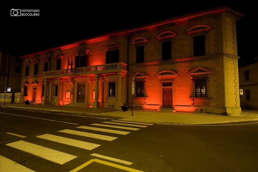 Municipio illuminato di rosso a Borgo