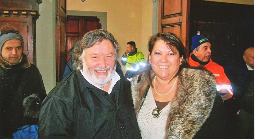 Il prof. Umberto Banchi, per molti anni Provveditore della Misericordia, insieme alla gentile signora Donatella, durante una cerimonia  dell’istituzione borghigiana.