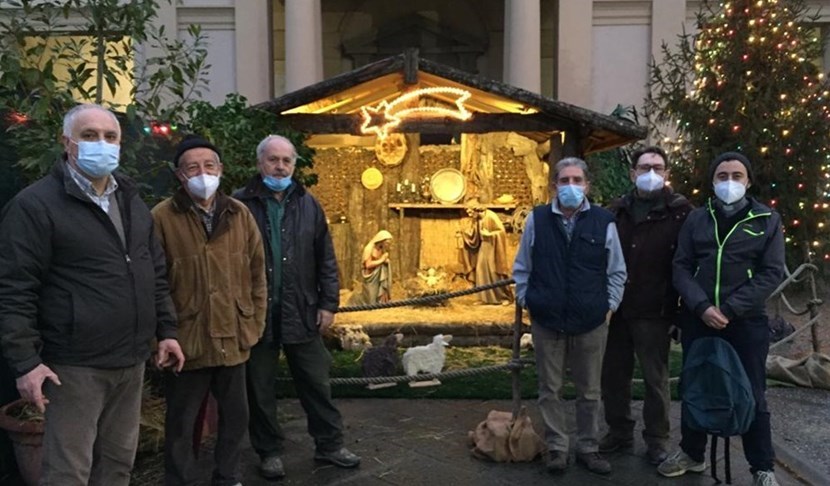 Alcuni dei volontari che hanno allestito il Presepe.
