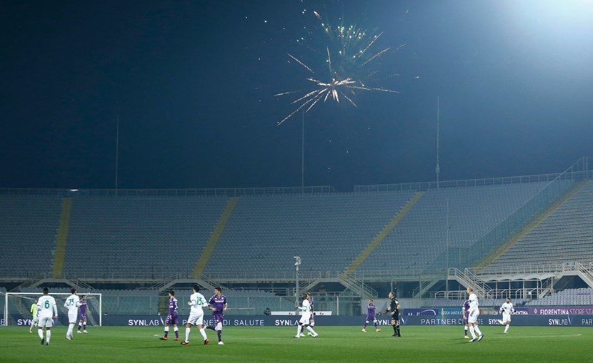 Fuochi d'artificio dei tifosi viola durante Fiorentina-Sassuolo