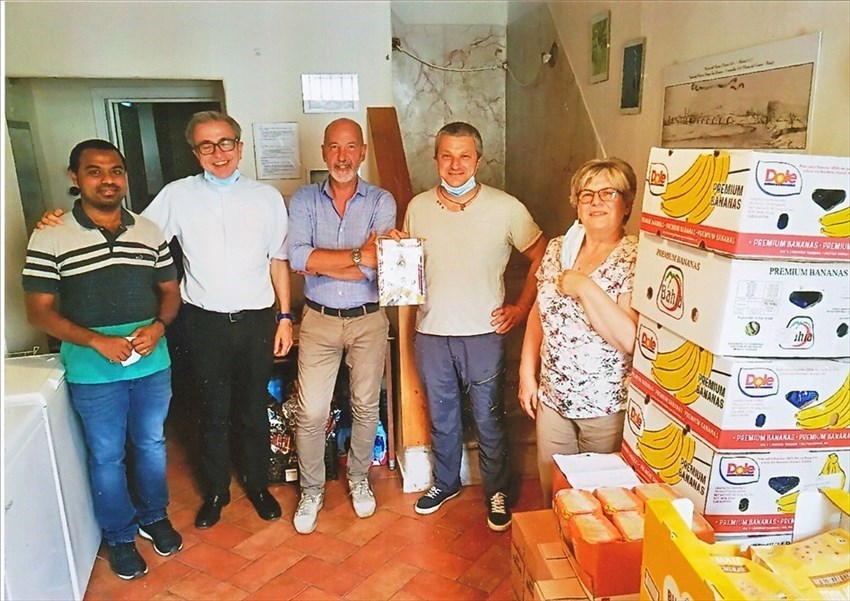 Una foto di repertorio del scorso giugno 2020 con le derrate alimentari consegnate alla Caritas di Borgo San Lorenzo.