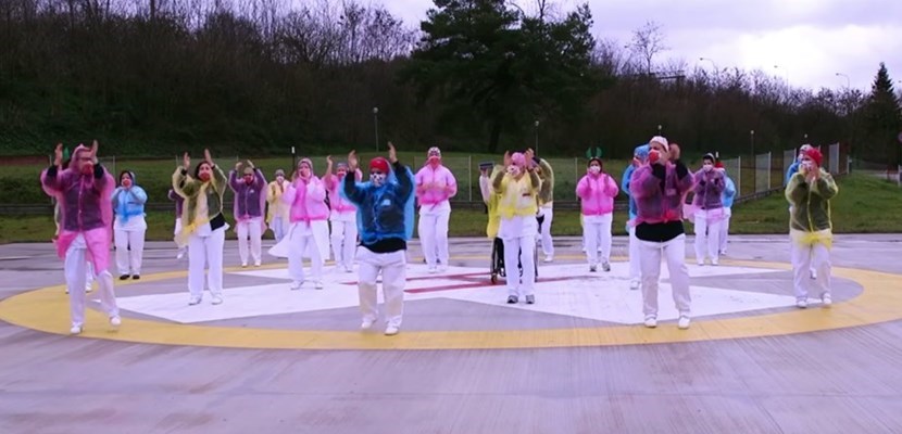 Il personale sanitario mentre balla Jerusalema