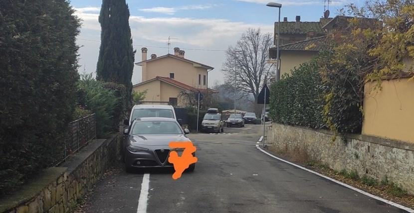 Auto parcheggiate in Via del Cantone, a Panicaglia