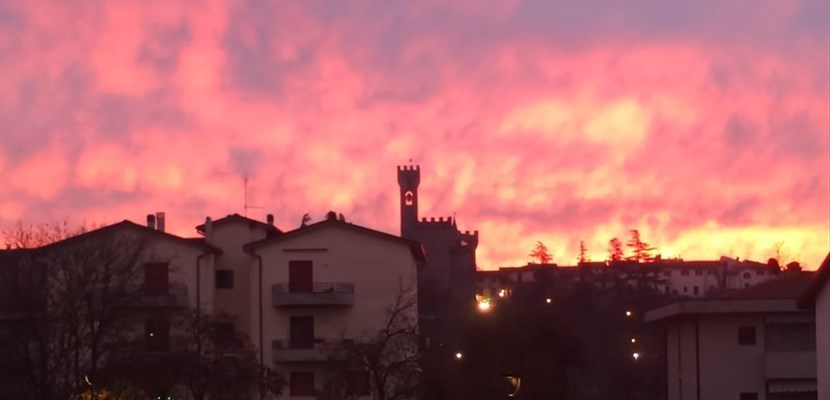 Rosso di mattina... La foto del Giorno e il Palazzo dei Vicari sullo sfondo