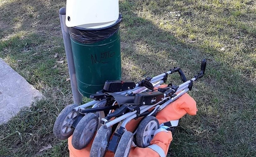 Il passeggino al cestino... Brutto esempio a Borgo
