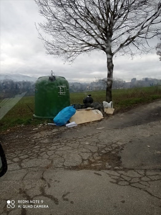 Rifiuti abbandonati a Pesciola (Vicchio)