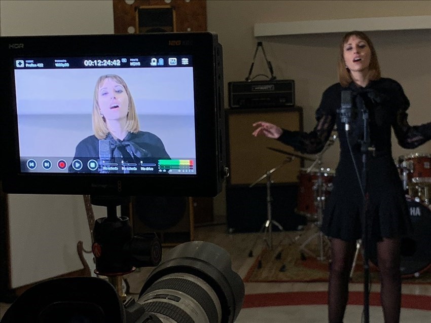 Cristina Manzani in fase di registrazione video