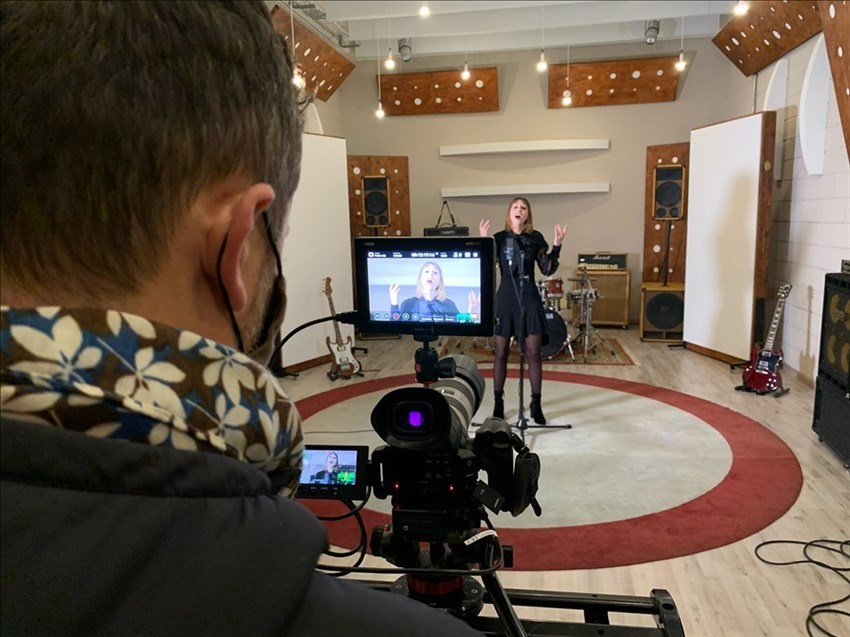 Cristina Manzani in fase di registrazione video