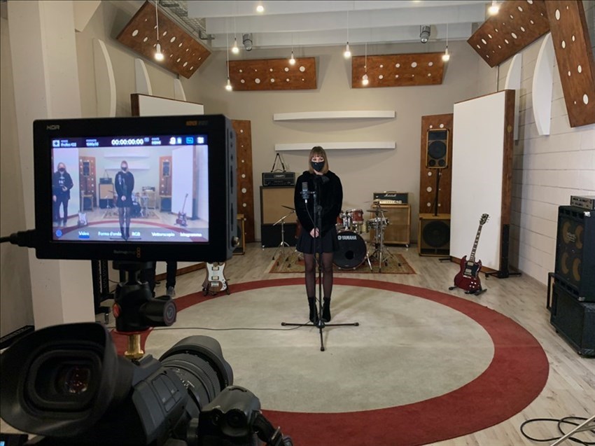 Cristina Manzani in fase di registrazione video