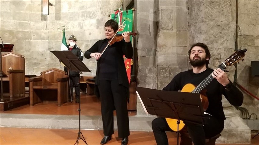 Un momento della cerimonia all’interno della Pieve di San Lorenzo