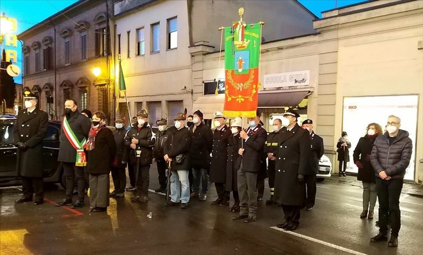 La cerimonia davanti al monumento alle Vittime Civili in piazza del Popolo