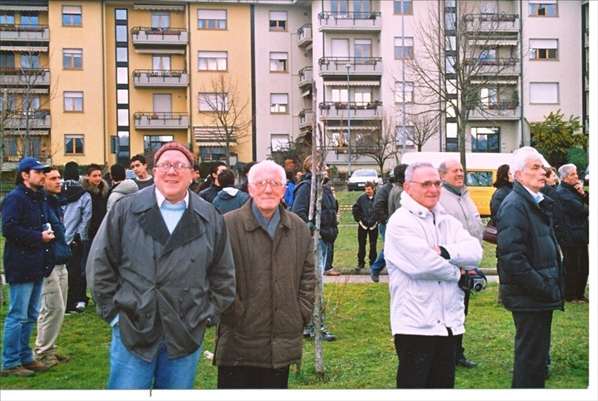 Alcuno borghigiani che assistono alla scena, da sinistra si riconoscono Roberto Piacenti il pollaiolo, detto “ruzzolo”, Aldo Pini l’ortolano detto “Aldo di tattone”, Alberto Santelli e Renat